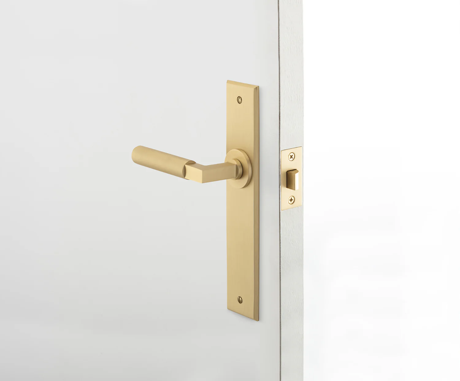 Iver Berlin Door Lever Handle on Chamfered Rectangular Backplate Polished Chrome - Image 3