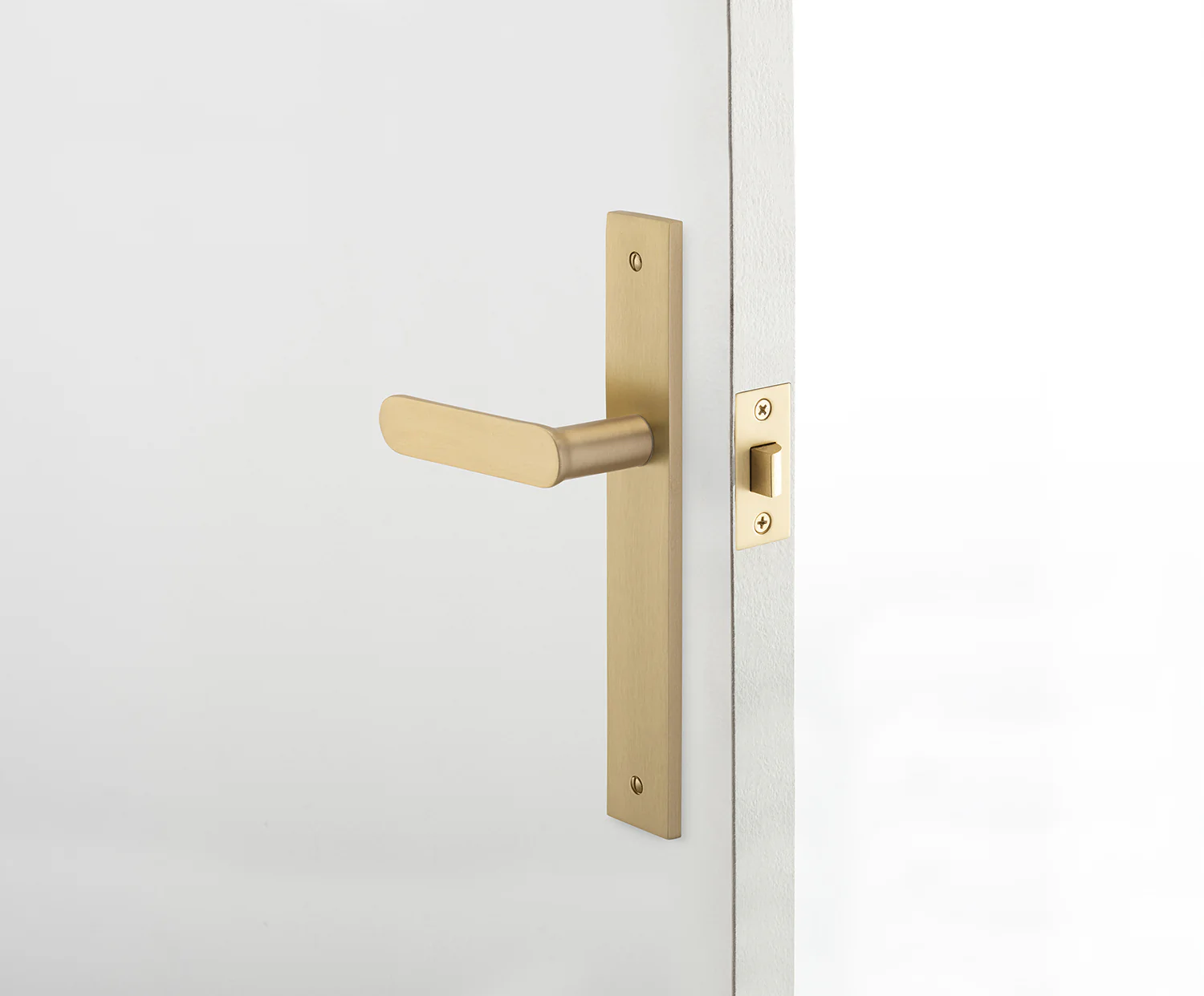Iver Bronte Door Lever Handle on Rectangular Backplate Signature Brass - Image 3