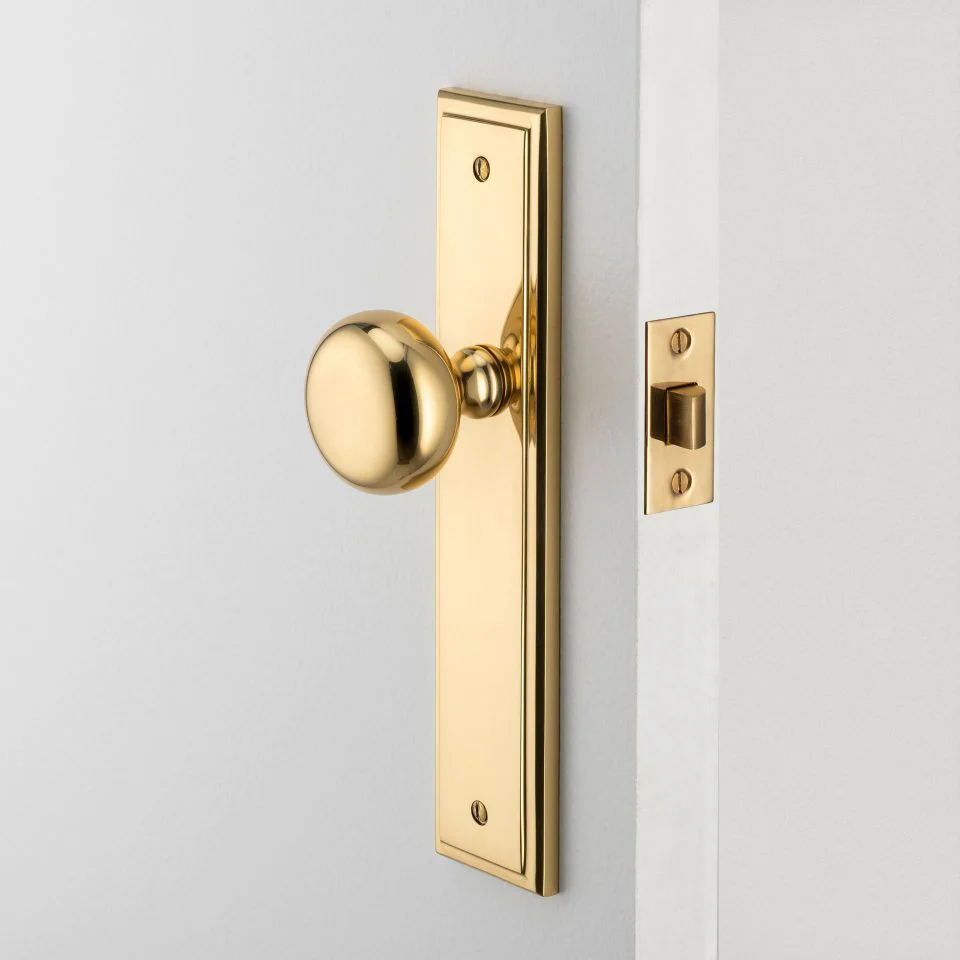 Iver Cambridge Door Knob on Stepped Backplate Polished Brass - Image 2