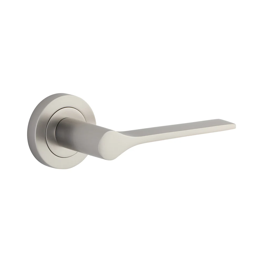 Iver Como Door Lever Handle on Round Rose Passage - Image 9