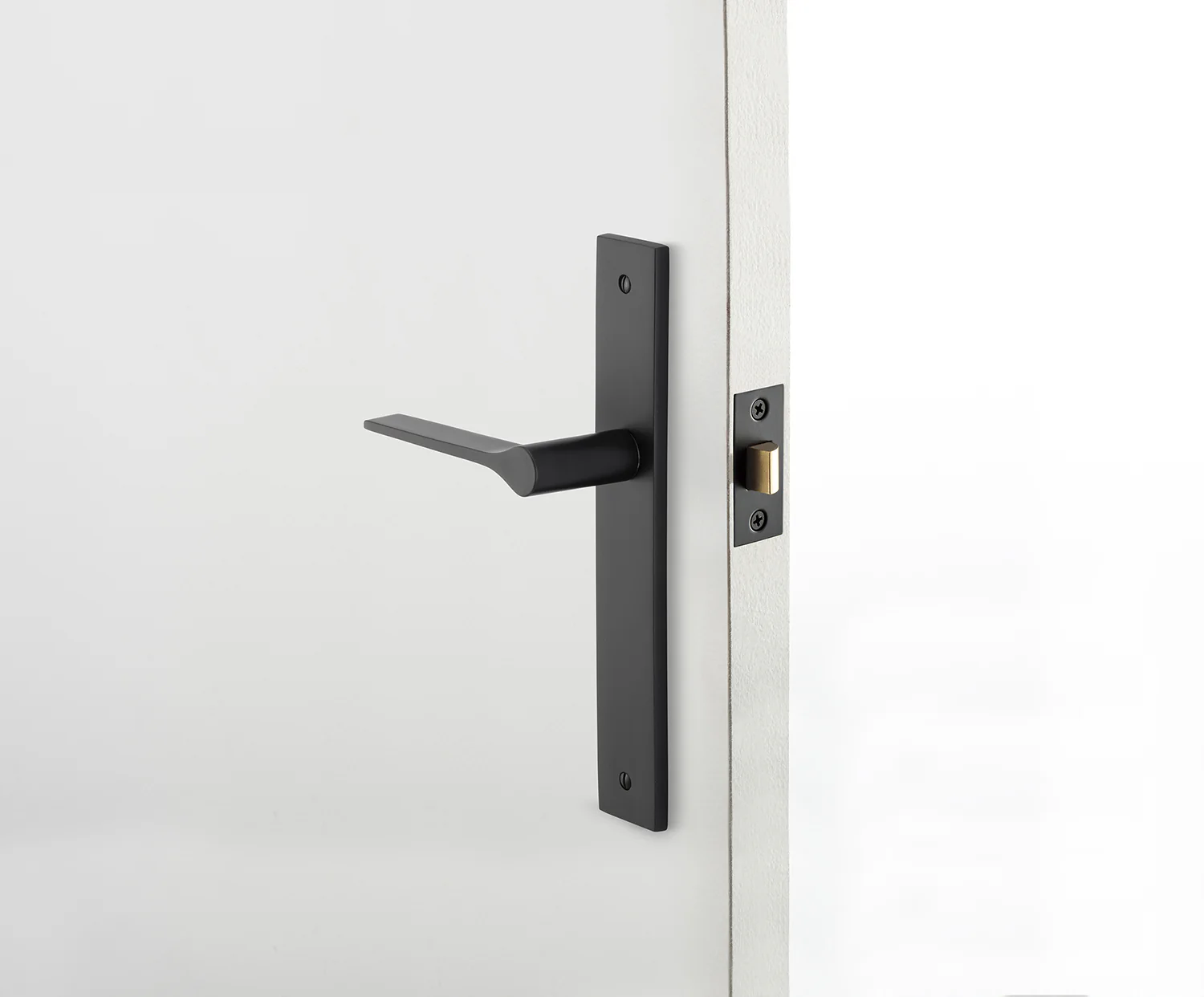 Iver Como Door Lever Handle on Rectangular Backplate Signature Brass - Image 3