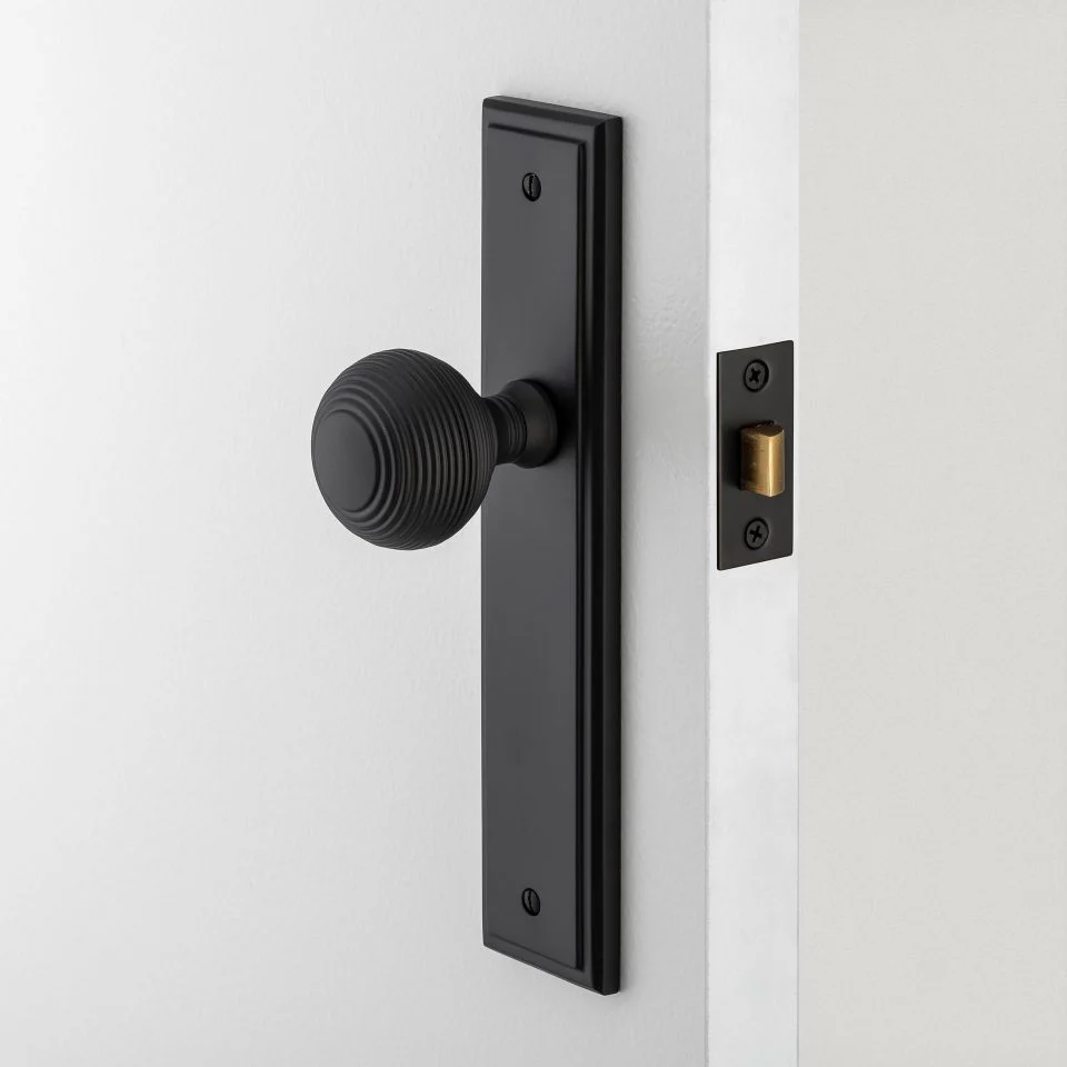 Iver Guildford Door Knob on Stepped Backplate Polished Brass - Image 2