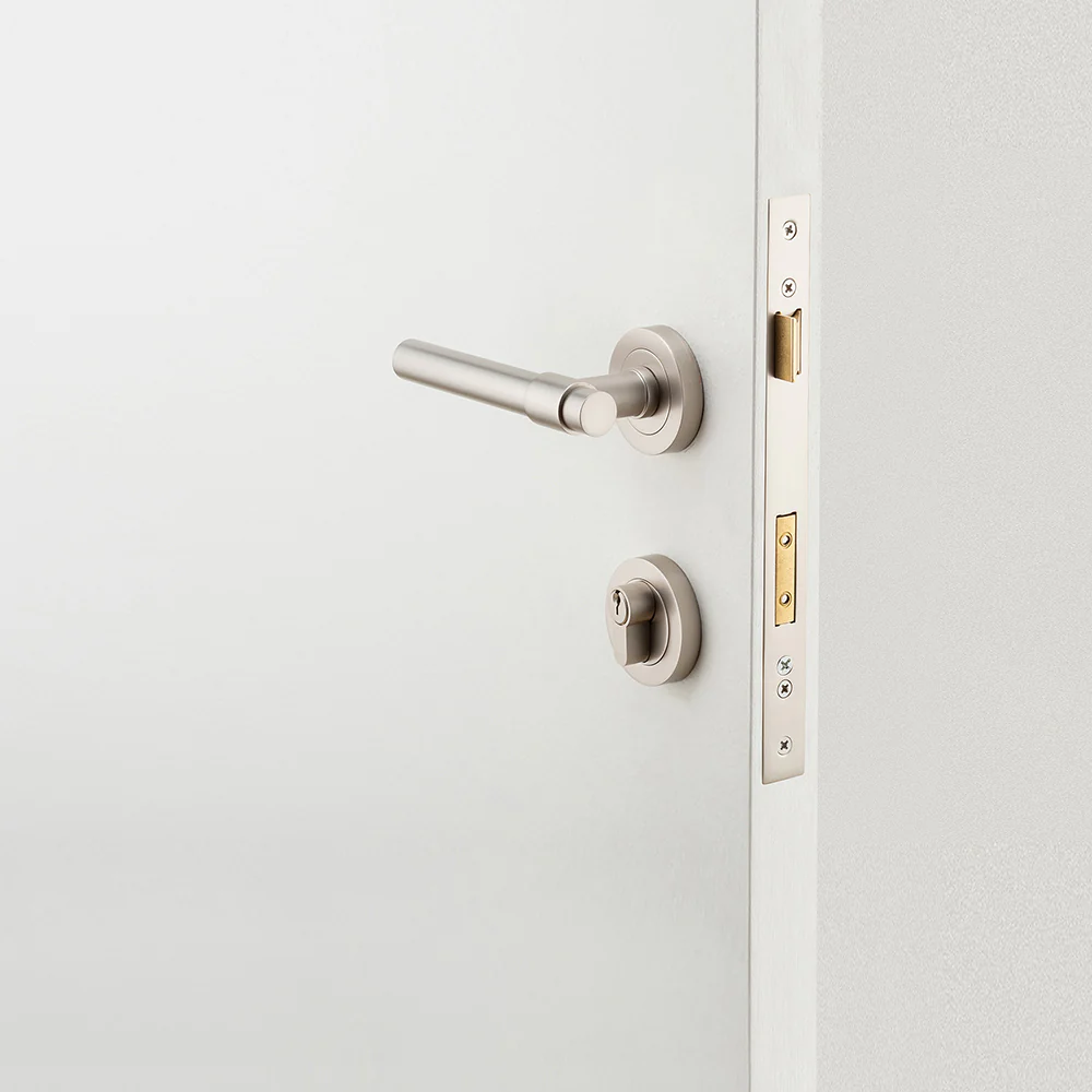 Iver Osaka Door Lever Handle on Round Rose Entrance Kit Key/Key - Available in Various Finishes - Image 3