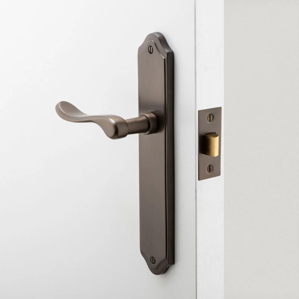 Iver Stirling Door Lever Handle on Shouldered Backplate Polished Brass - Image 2