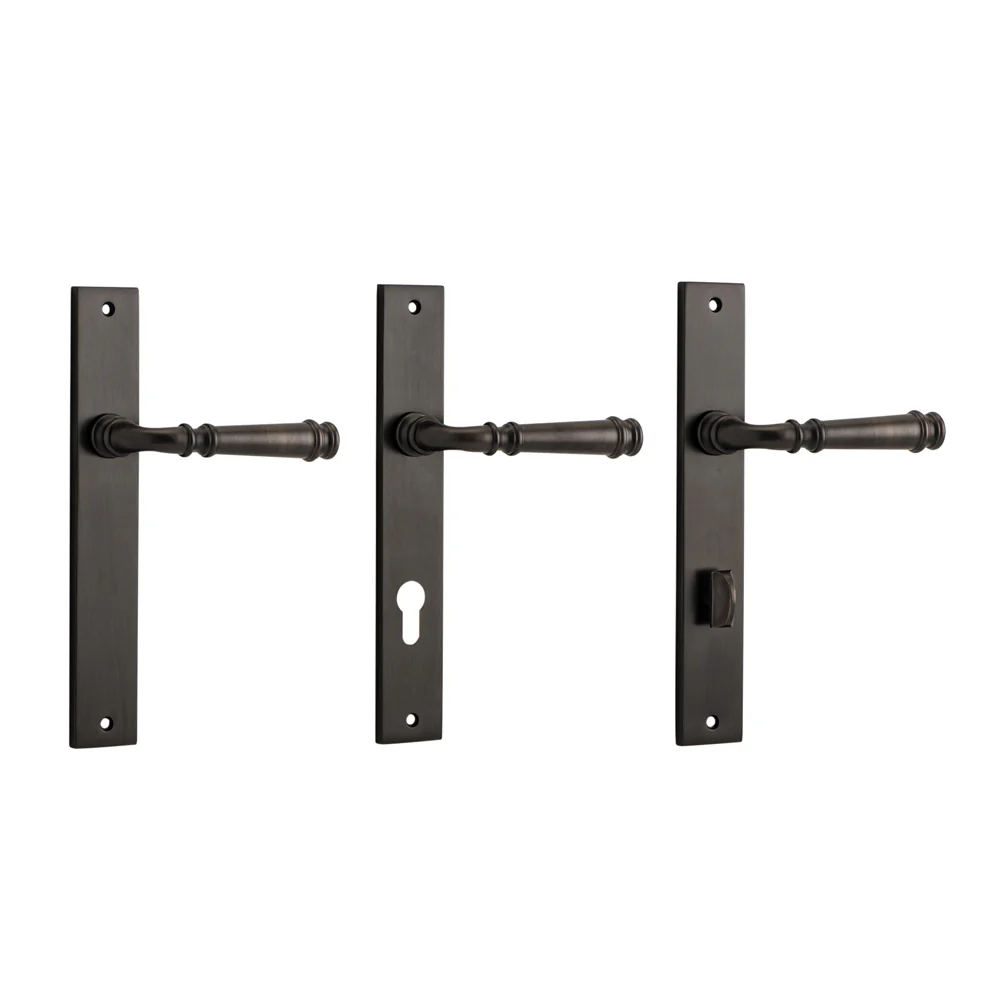 Iver Verona Door Lever Handle on Rectangular Backplate Signature Brass